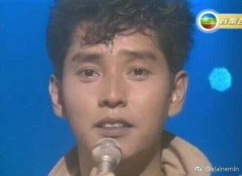 明星给谭咏麟颁奖视频